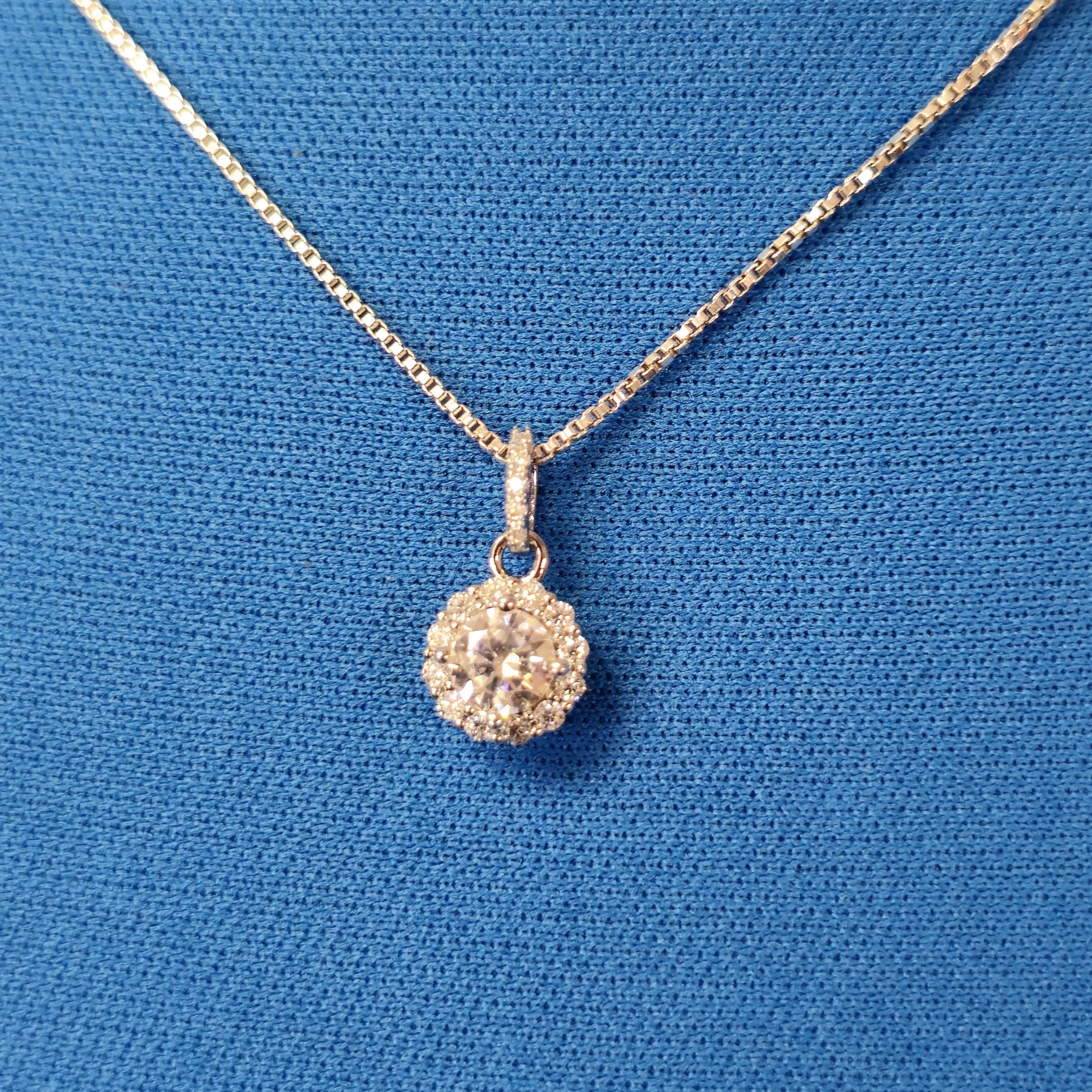 Moissanite 0.8 ctw Round Pendant